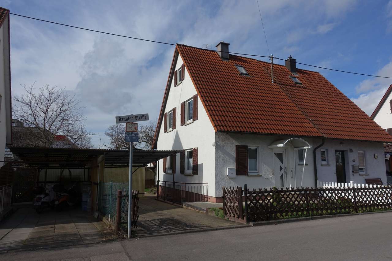 Renovierungsbedürftige Doppelhaushälfte - Erweiterungsfähig - mit schönem Grundstück, Banater Str. 7, 70825 Korntal-Münchingen