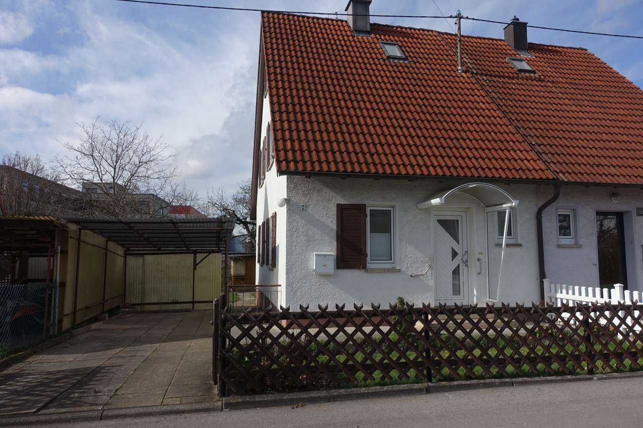 Renovierungsbedürftige Doppelhaushälfte - Erweiterungsfähig - mit schönem Grundstück, Banater Str. 7, 70825 Korntal-Münchingen