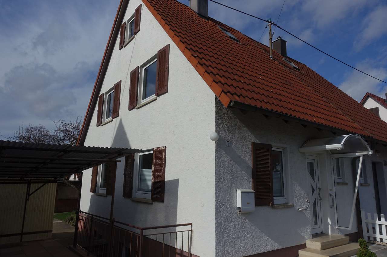 Renovierungsbedürftige Doppelhaushälfte - Erweiterungsfähig - mit schönem Grundstück, Banater Str. 7, 70825 Korntal-Münchingen