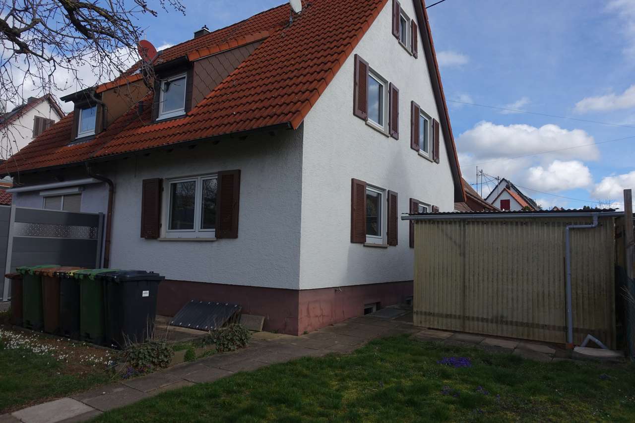 Renovierungsbedürftige Doppelhaushälfte - Erweiterungsfähig - mit schönem Grundstück, Banater Str. 7, 70825 Korntal-Münchingen