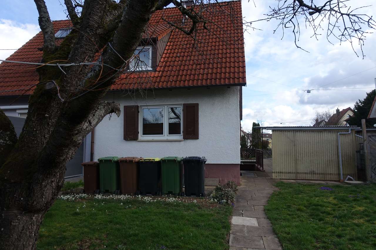 Renovierungsbedürftige Doppelhaushälfte - Erweiterungsfähig - mit schönem Grundstück, Banater Str. 7, 70825 Korntal-Münchingen