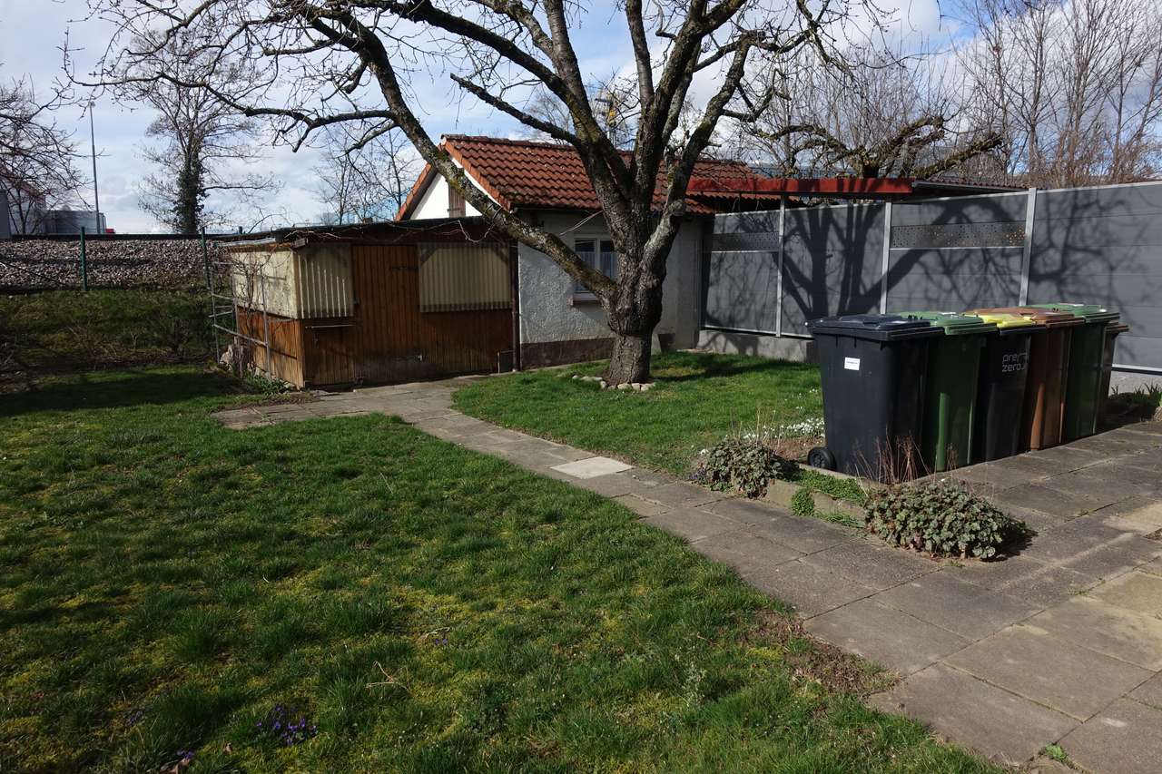 Renovierungsbedürftige Doppelhaushälfte - Erweiterungsfähig - mit schönem Grundstück, Banater Str. 7, 70825 Korntal-Münchingen