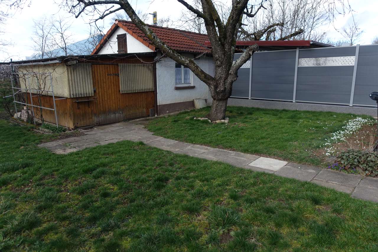 Renovierungsbedürftige Doppelhaushälfte - Erweiterungsfähig - mit schönem Grundstück, Banater Str. 7, 70825 Korntal-Münchingen