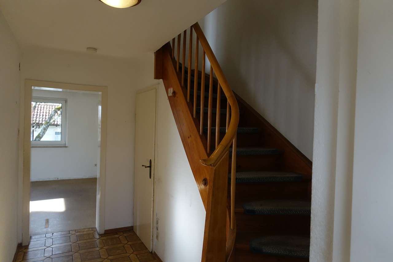 Renovierungsbedürftige Doppelhaushälfte - Erweiterungsfähig - mit schönem Grundstück, Banater Str. 7, 70825 Korntal-Münchingen