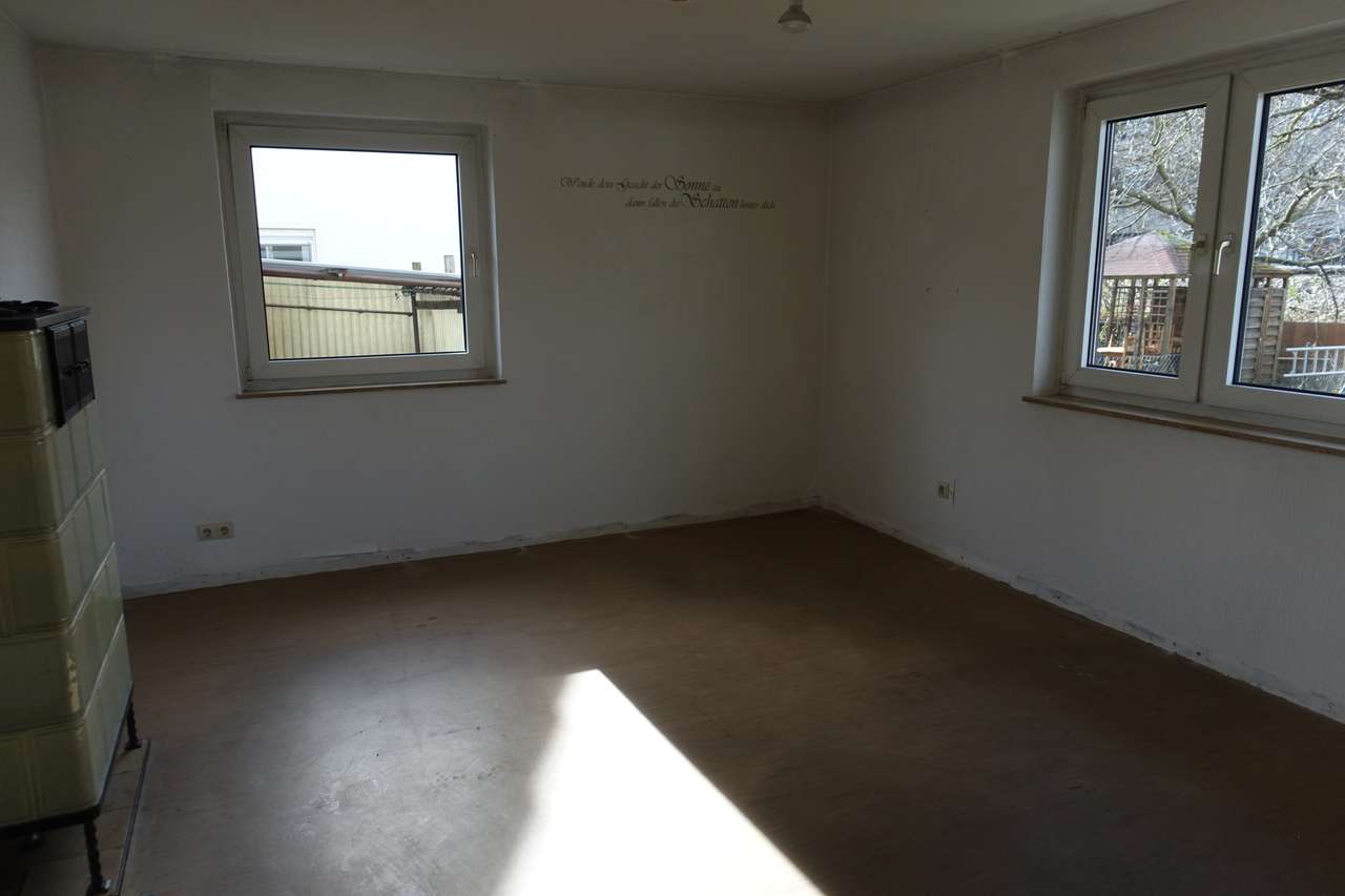 Renovierungsbedürftige Doppelhaushälfte - Erweiterungsfähig - mit schönem Grundstück, Banater Str. 7, 70825 Korntal-Münchingen