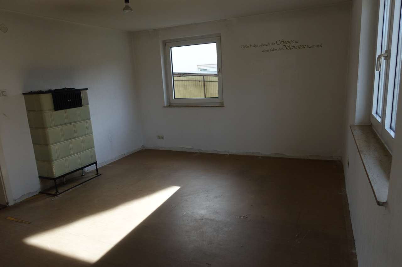 Renovierungsbedürftige Doppelhaushälfte - Erweiterungsfähig - mit schönem Grundstück, Banater Str. 7, 70825 Korntal-Münchingen