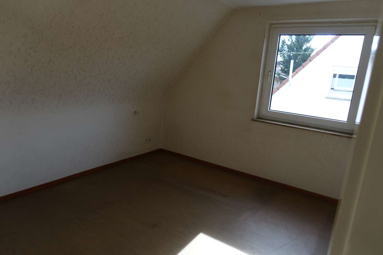 Renovierungsbedürftige Doppelhaushälfte - Erweiterungsfähig - mit schönem Grundstück, Banater Str. 7, 70825 Korntal-Münchingen