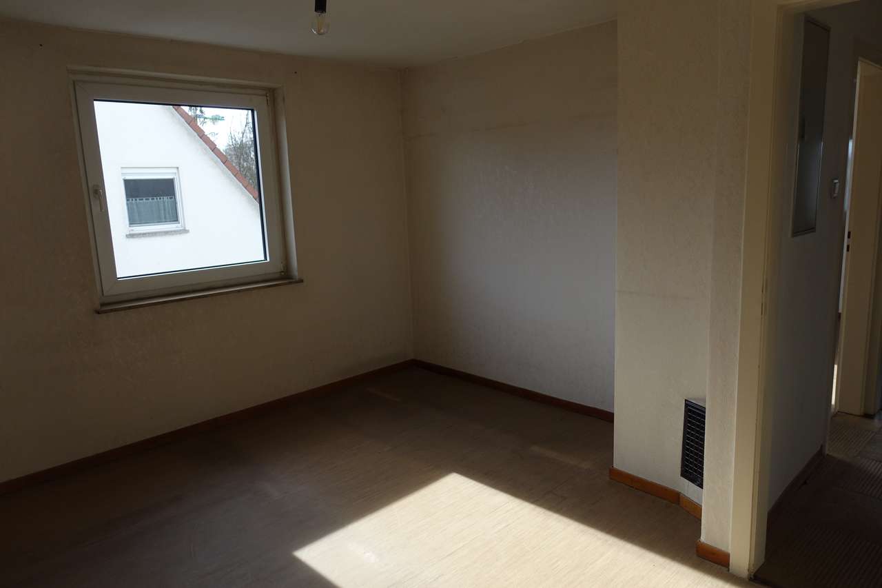 Renovierungsbedürftige Doppelhaushälfte - Erweiterungsfähig - mit schönem Grundstück, Banater Str. 7, 70825 Korntal-Münchingen