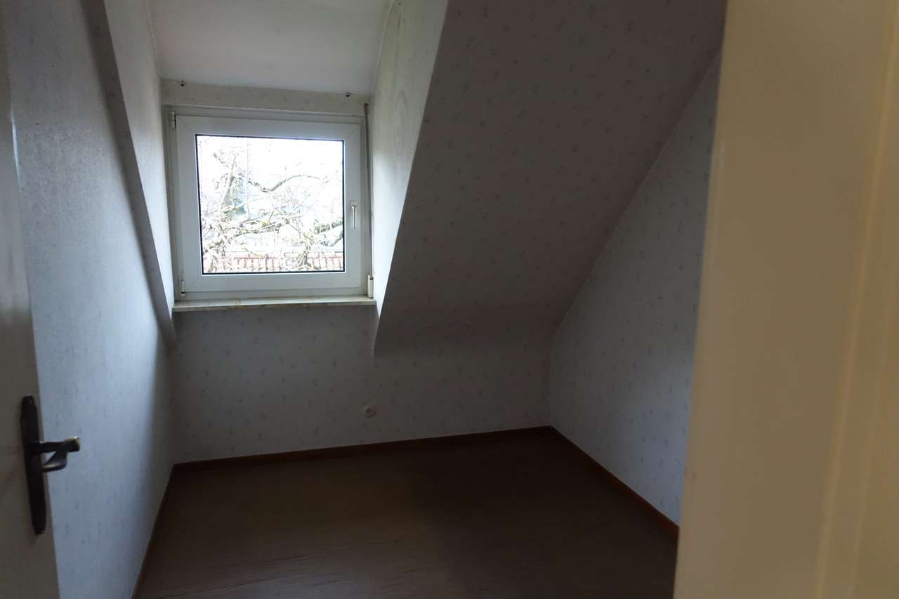 Renovierungsbedürftige Doppelhaushälfte - Erweiterungsfähig - mit schönem Grundstück, Banater Str. 7, 70825 Korntal-Münchingen