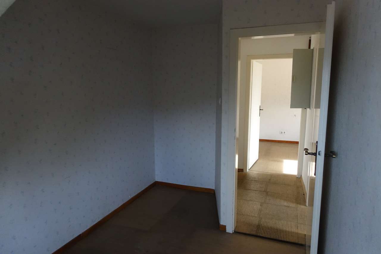 Renovierungsbedürftige Doppelhaushälfte - Erweiterungsfähig - mit schönem Grundstück, Banater Str. 7, 70825 Korntal-Münchingen