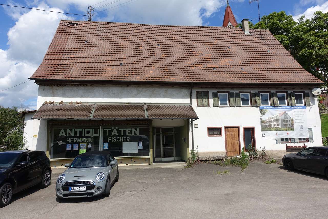 Renovierungsbedürftiges Haus mit viel Platz und Ladeneinheit oder Neubau für 6-Familienhaus in 72336 Engstlatt, Schweizer Str. 8