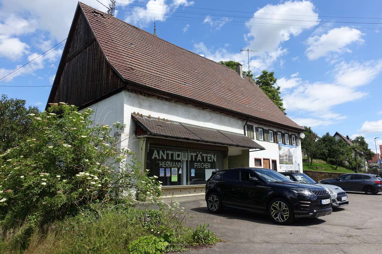 Renovierungsbedürftiges Haus mit viel Platz und Ladeneinheit oder Neubau für 6-Familienhaus in 72336 Engstlatt, Schweizer Str. 8
