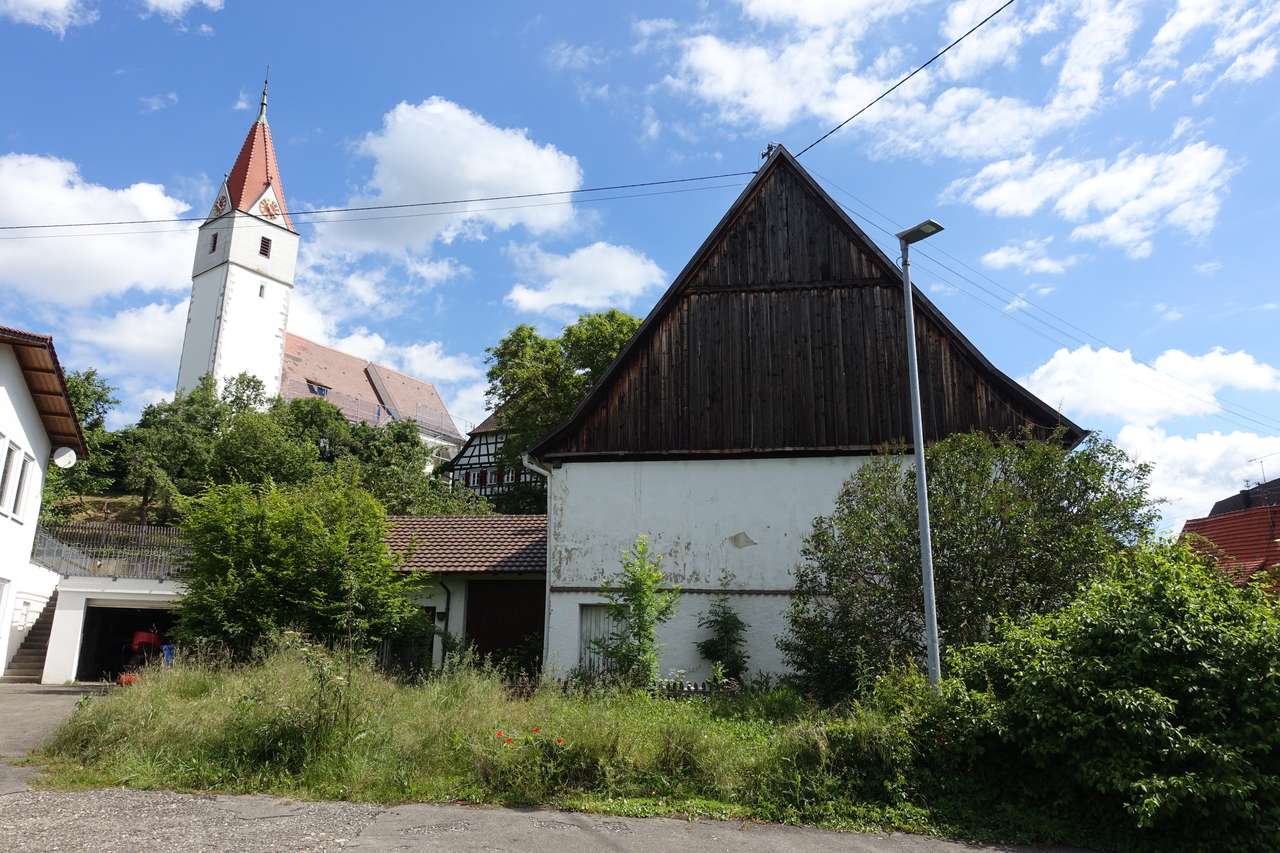 Renovierungsbedürftiges Haus mit viel Platz und Ladeneinheit oder Neubau für 6-Familienhaus in 72336 Engstlatt, Schweizer Str. 8