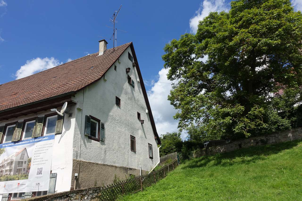 Renovierungsbedürftiges Haus mit viel Platz und Ladeneinheit oder Neubau für 6-Familienhaus in 72336 Engstlatt, Schweizer Str. 8