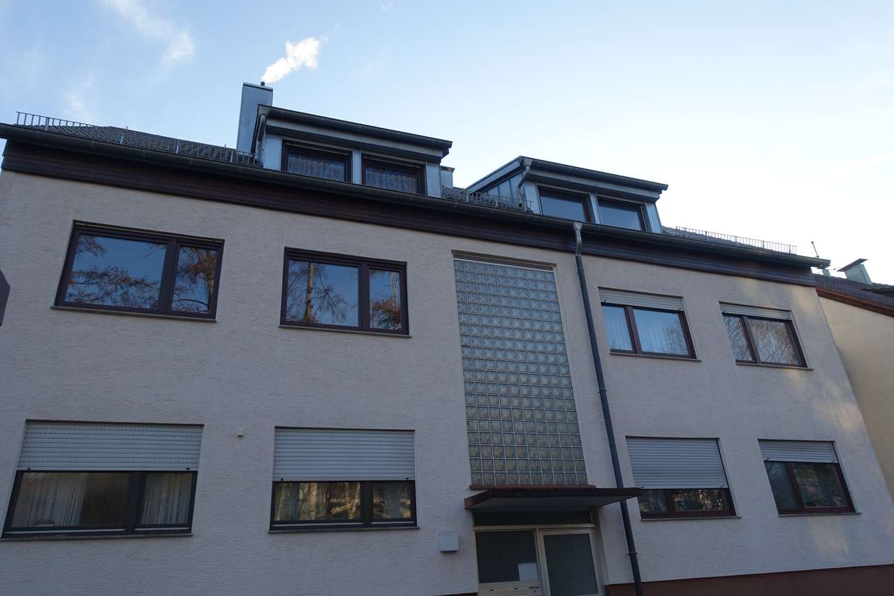 Sonnige und gemütliche 3-Zimmer-Dachgeschoßwohnung, Lindenbachstraße 71, 70499 Stuttgart-Weilimdorf