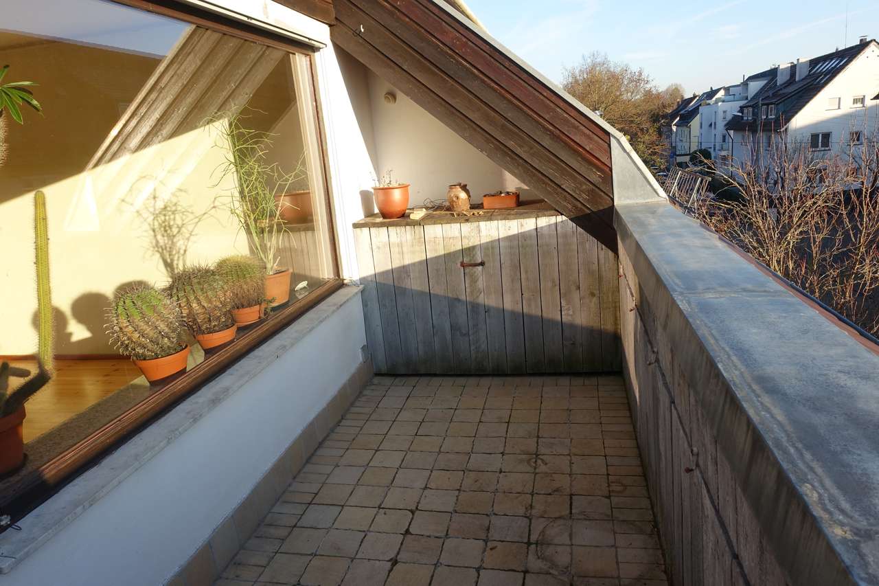 Sonnige und gemütliche 3-Zimmer-Dachgeschoßwohnung, Lindenbachstraße 71, 70499 Stuttgart-Weilimdorf