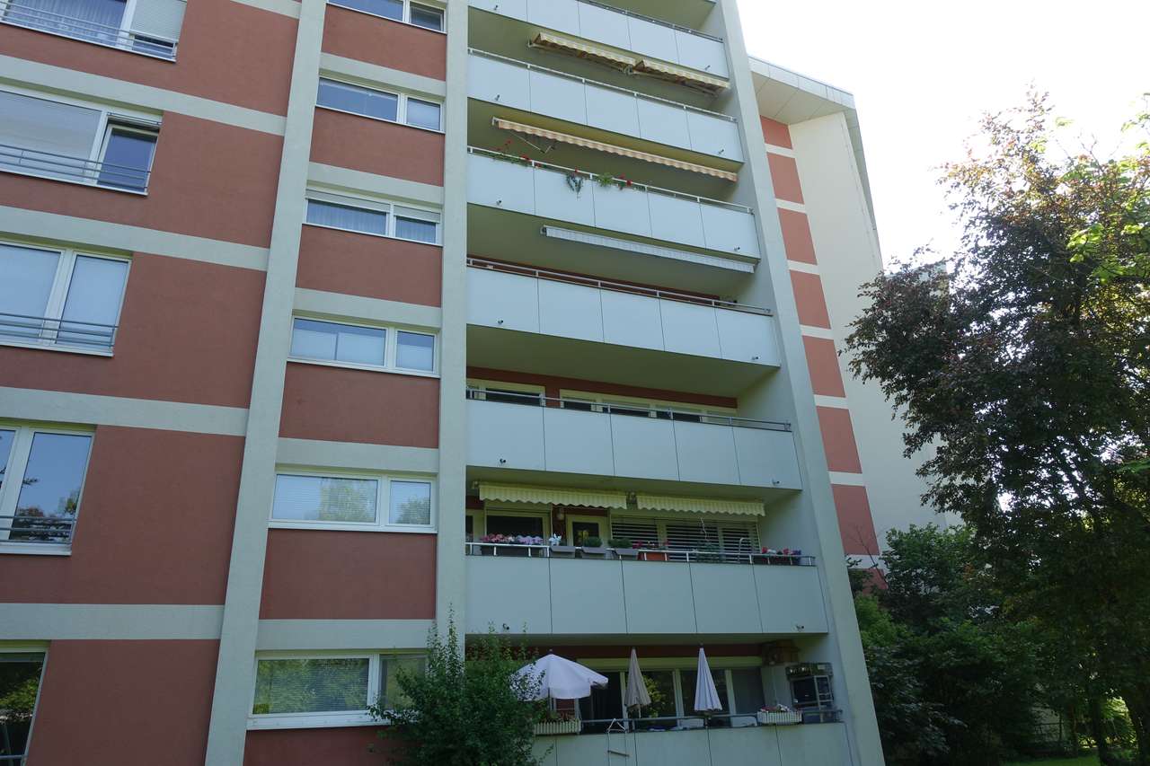 Schicke 3,5 Zimmerwohnung mit großem, sonnigen Balkon und Blick ins Grüne,         Hirschstr. 27, 71282 Hemmingen