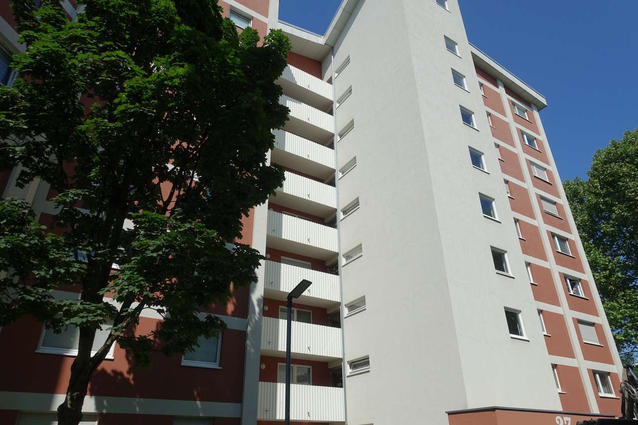 Schicke 3,5 Zimmerwohnung mit großem, sonnigen Balkon und Blick ins Grüne,         Hirschstr. 27, 71282 Hemmingen