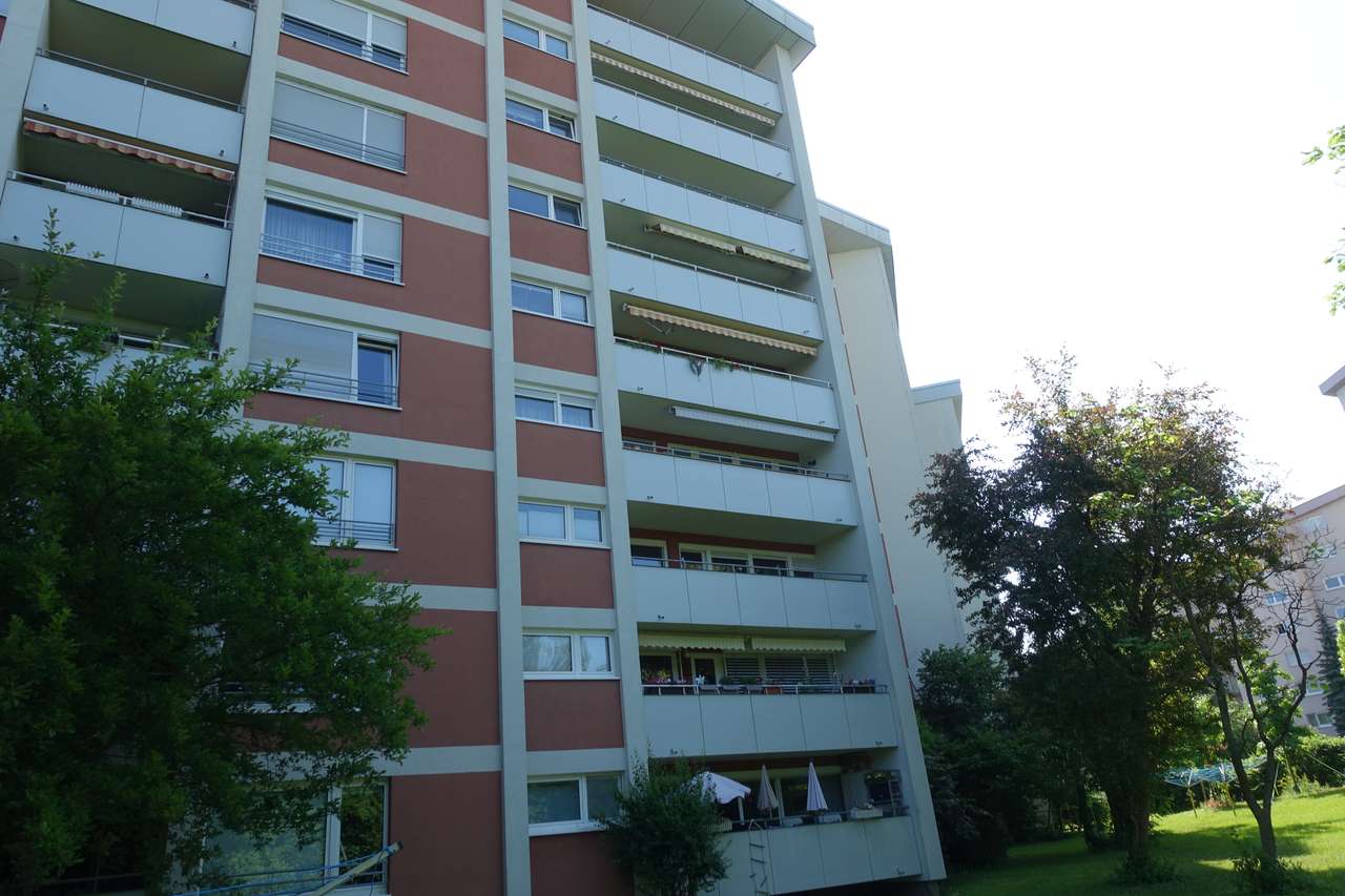 Schicke 3,5 Zimmerwohnung mit großem, sonnigen Balkon und Blick ins Grüne,         Hirschstr. 27, 71282 Hemmingen