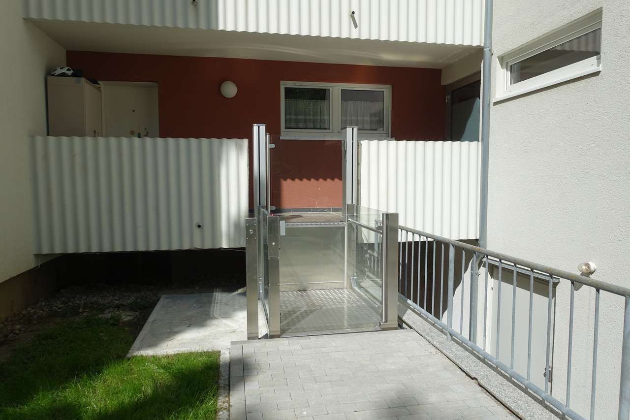 Schicke 3,5 Zimmerwohnung mit großem, sonnigen Balkon und Blick ins Grüne,         Hirschstr. 27, 71282 Hemmingen