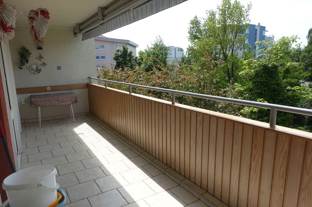 Schicke 3,5 Zimmerwohnung mit großem, sonnigen Balkon und Blick ins Grüne,         Hirschstr. 27, 71282 Hemmingen