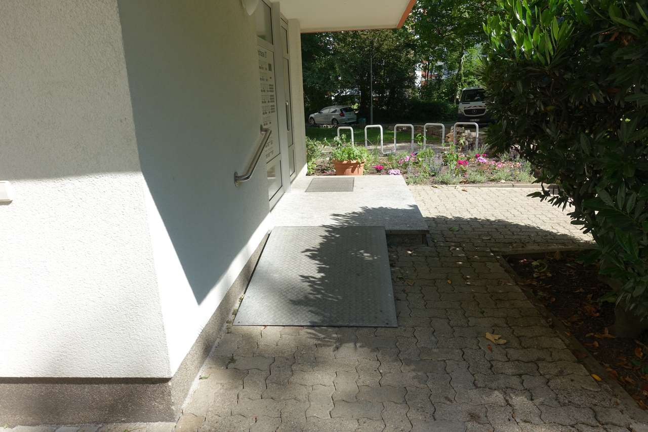 Schicke 3,5 Zimmerwohnung mit großem, sonnigen Balkon und Blick ins Grüne,         Hirschstr. 27, 71282 Hemmingen