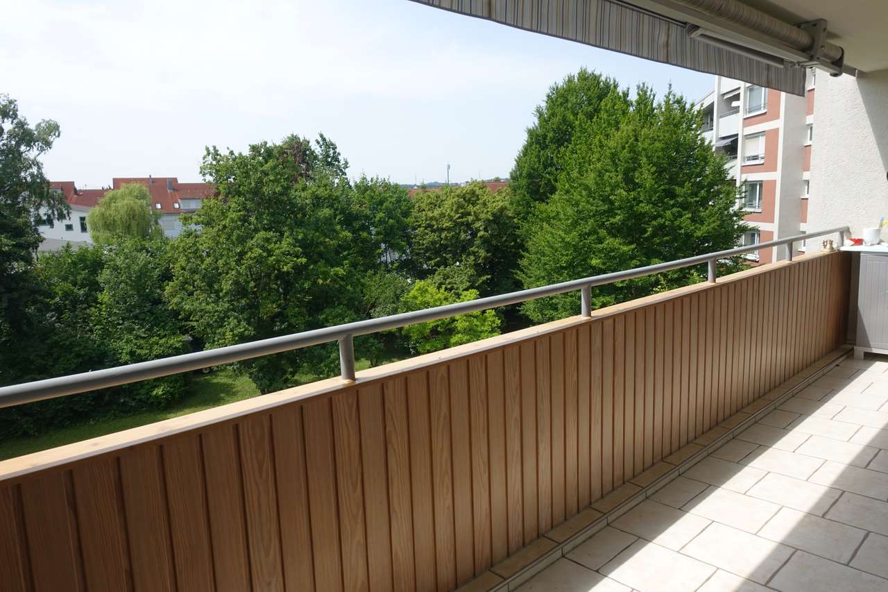 Schicke 3,5 Zimmerwohnung mit großem, sonnigen Balkon und Blick ins Grüne,         Hirschstr. 27, 71282 Hemmingen