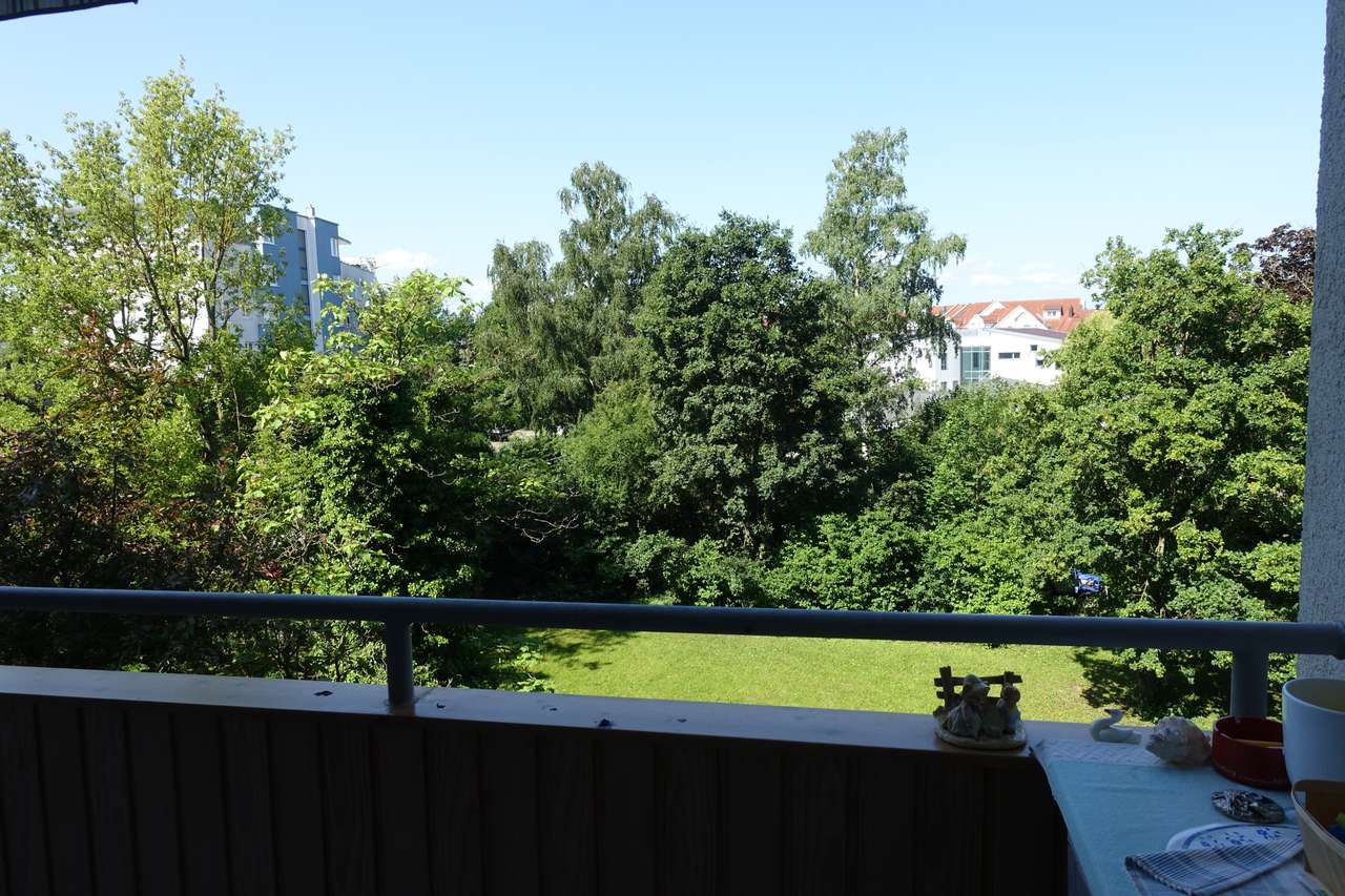Schicke 3,5 Zimmerwohnung mit großem, sonnigen Balkon und Blick ins Grüne,         Hirschstr. 27, 71282 Hemmingen