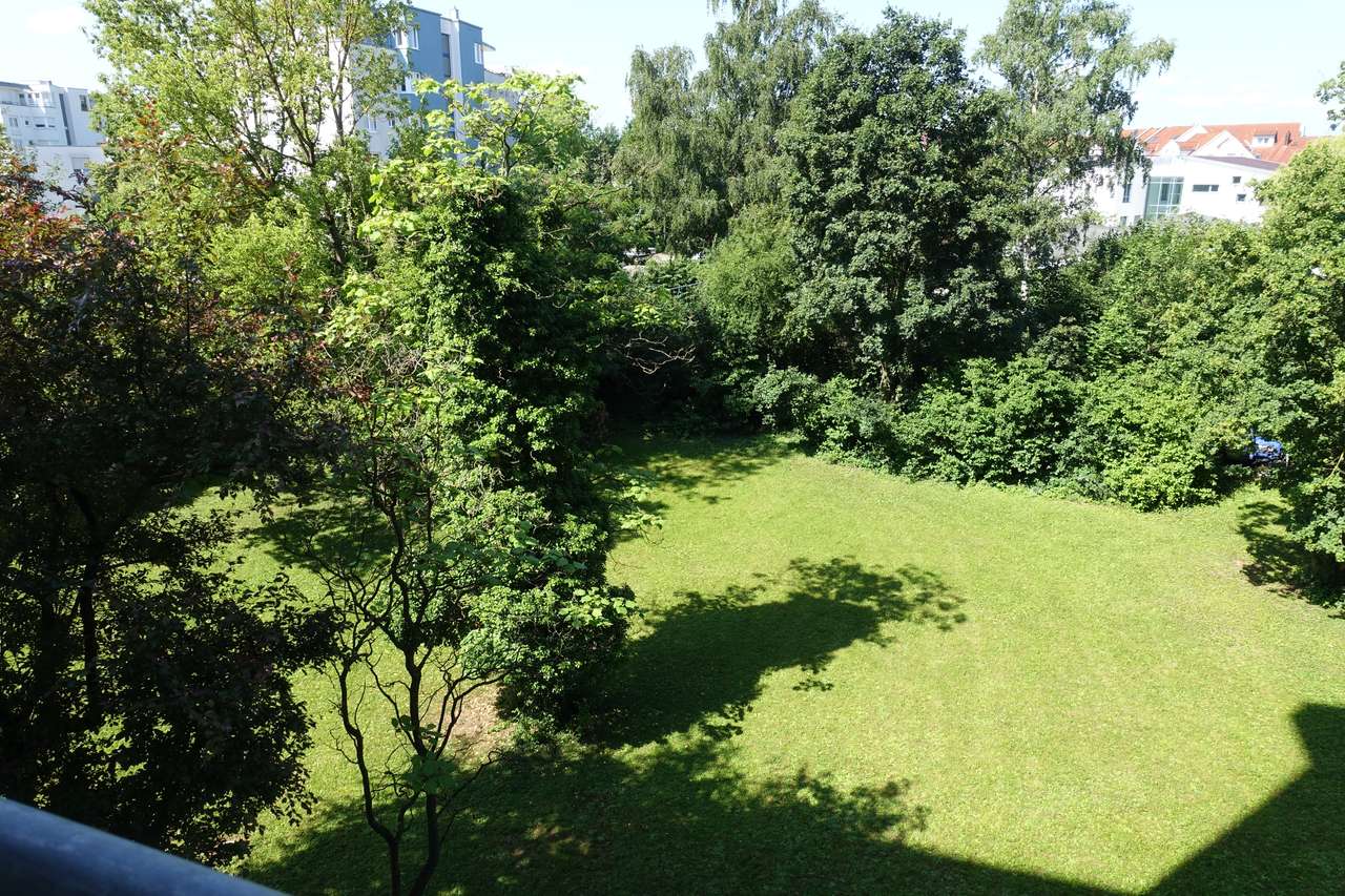 Schicke 3,5 Zimmerwohnung mit großem, sonnigen Balkon und Blick ins Grüne,         Hirschstr. 27, 71282 Hemmingen