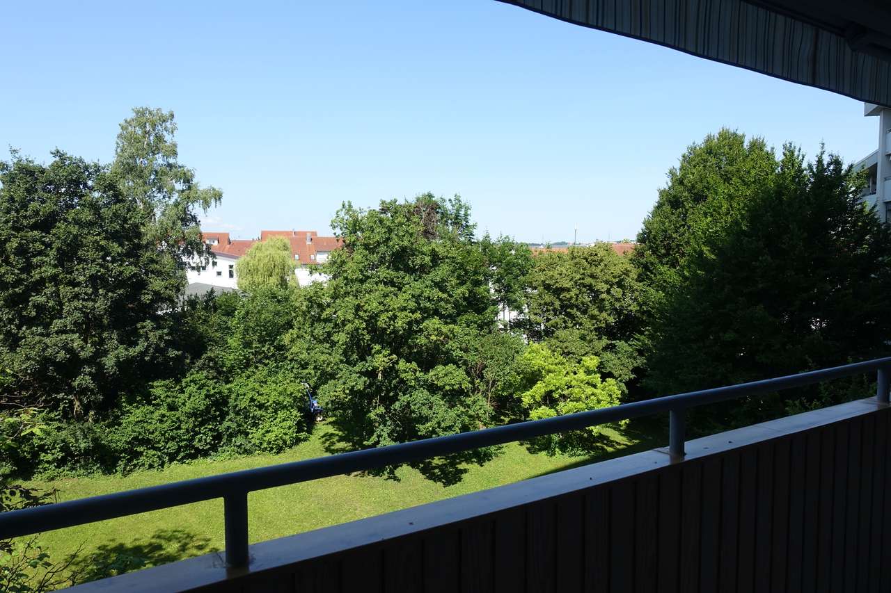 Schicke 3,5 Zimmerwohnung mit großem, sonnigen Balkon und Blick ins Grüne,         Hirschstr. 27, 71282 Hemmingen