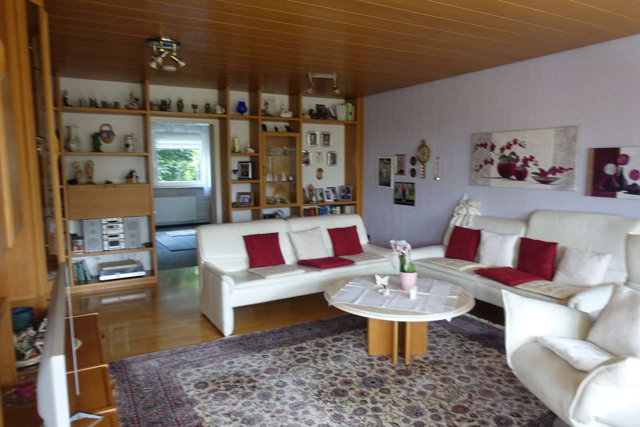 Schicke 3,5 Zimmerwohnung mit großem, sonnigen Balkon und Blick ins Grüne,         Hirschstr. 27, 71282 Hemmingen