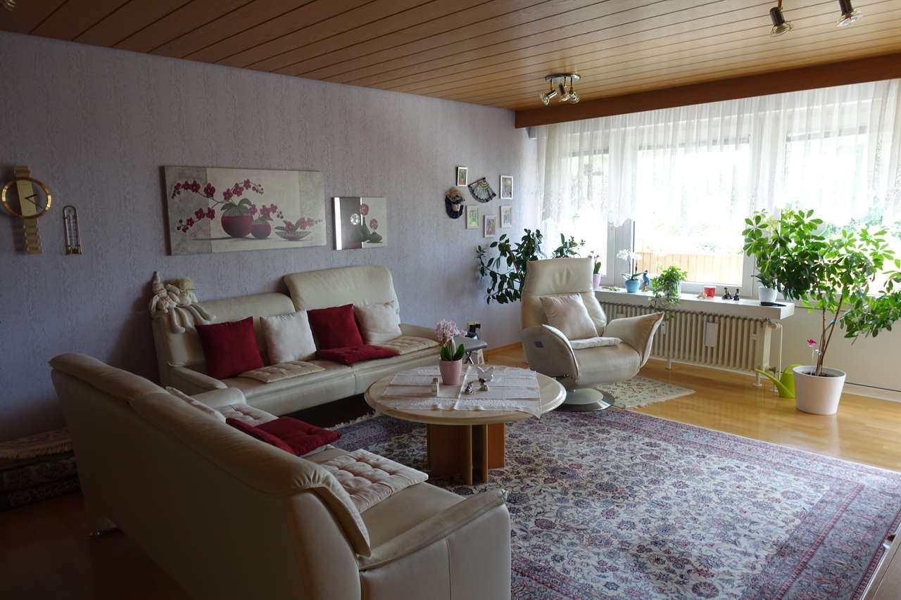 Schicke 3,5 Zimmerwohnung mit großem, sonnigen Balkon und Blick ins Grüne,         Hirschstr. 27, 71282 Hemmingen