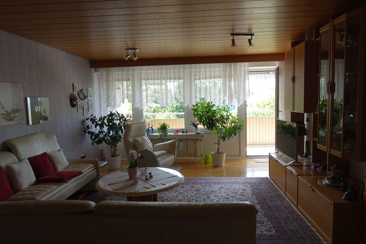 Schicke 3,5 Zimmerwohnung mit großem, sonnigen Balkon und Blick ins Grüne,         Hirschstr. 27, 71282 Hemmingen