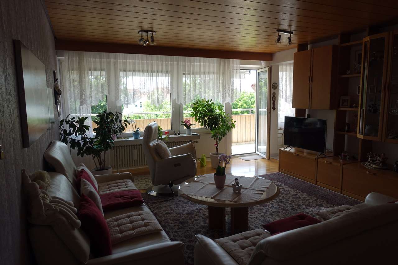 Schicke 3,5 Zimmerwohnung mit großem, sonnigen Balkon und Blick ins Grüne,         Hirschstr. 27, 71282 Hemmingen