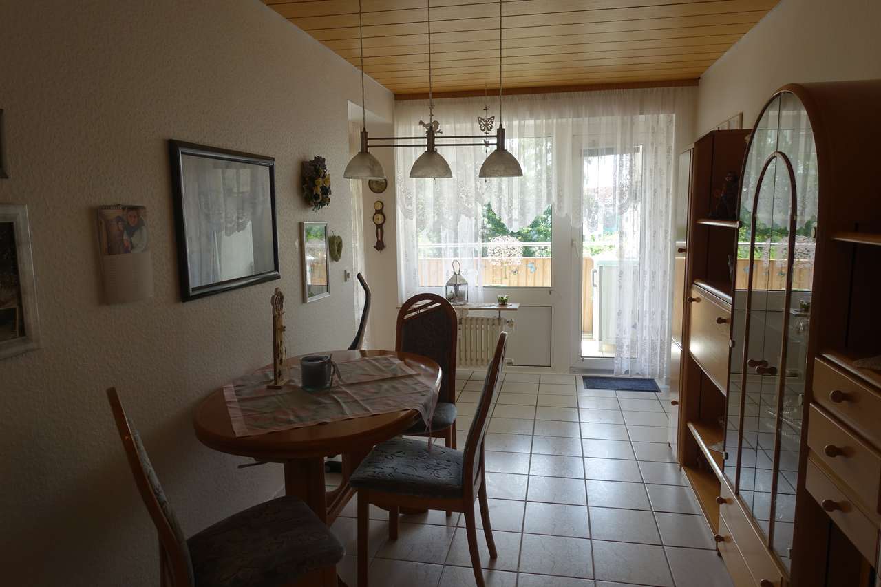 Schicke 3,5 Zimmerwohnung mit großem, sonnigen Balkon und Blick ins Grüne,         Hirschstr. 27, 71282 Hemmingen