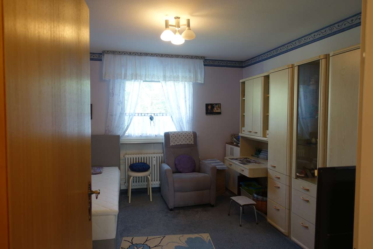 Schicke 3,5 Zimmerwohnung mit großem, sonnigen Balkon und Blick ins Grüne,         Hirschstr. 27, 71282 Hemmingen