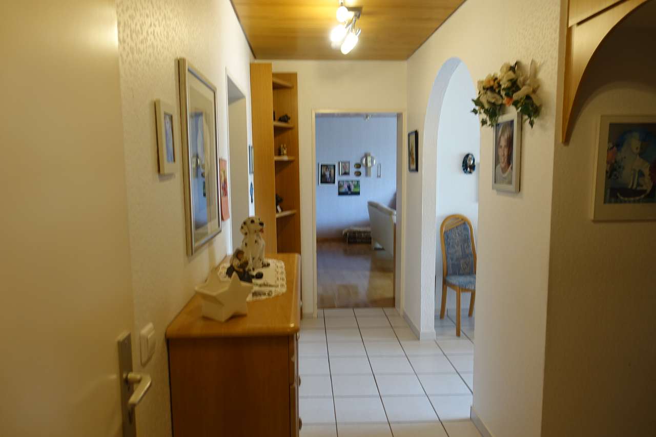 Schicke 3,5 Zimmerwohnung mit großem, sonnigen Balkon und Blick ins Grüne,         Hirschstr. 27, 71282 Hemmingen