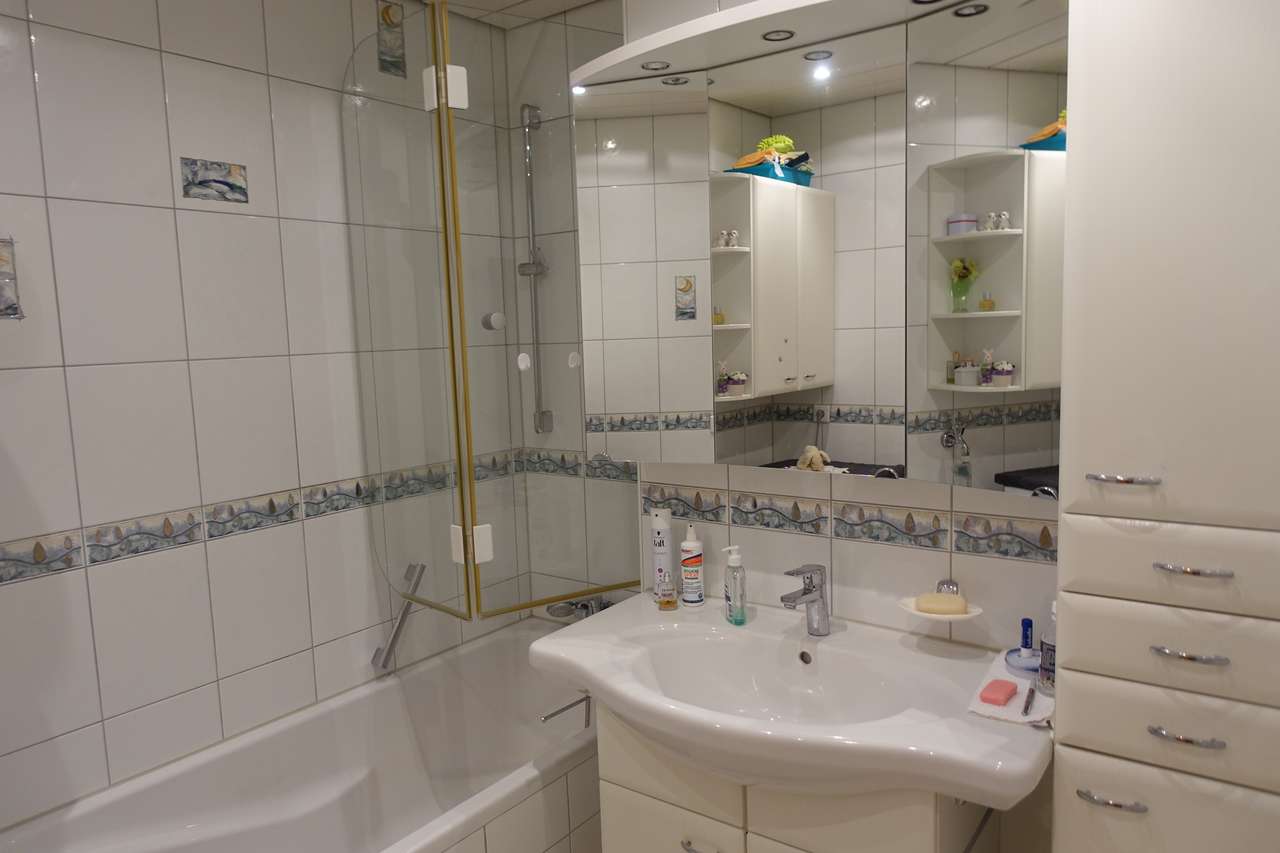 Schicke 3,5 Zimmerwohnung mit großem, sonnigen Balkon und Blick ins Grüne,         Hirschstr. 27, 71282 Hemmingen