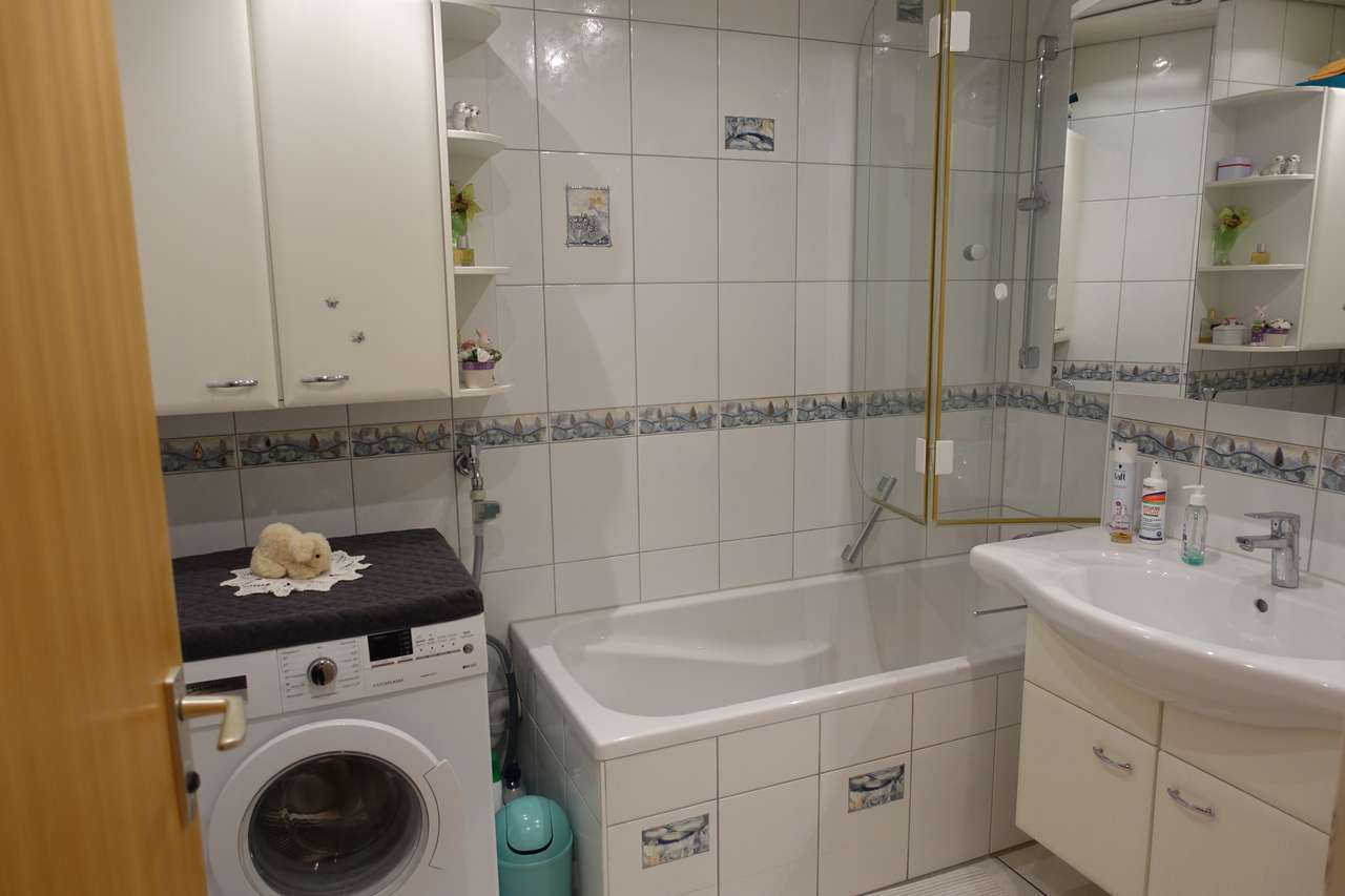 Schicke 3,5 Zimmerwohnung mit großem, sonnigen Balkon und Blick ins Grüne,         Hirschstr. 27, 71282 Hemmingen