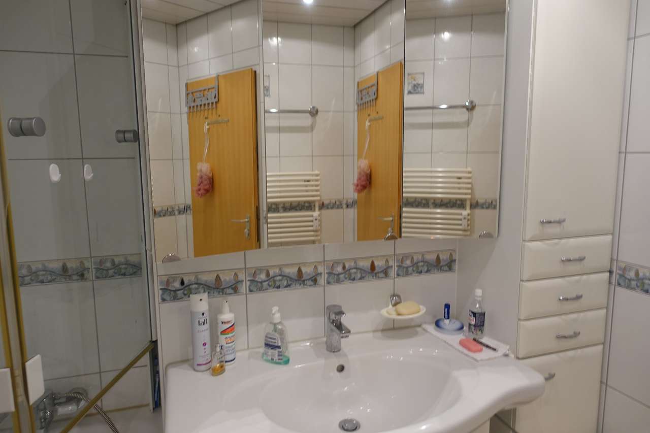 Schicke 3,5 Zimmerwohnung mit großem, sonnigen Balkon und Blick ins Grüne,         Hirschstr. 27, 71282 Hemmingen