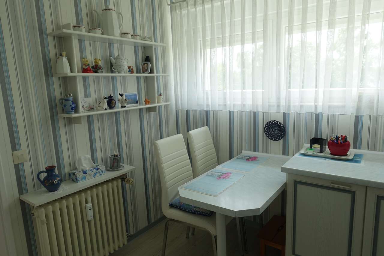 Schicke 3,5 Zimmerwohnung mit großem, sonnigen Balkon und Blick ins Grüne,         Hirschstr. 27, 71282 Hemmingen