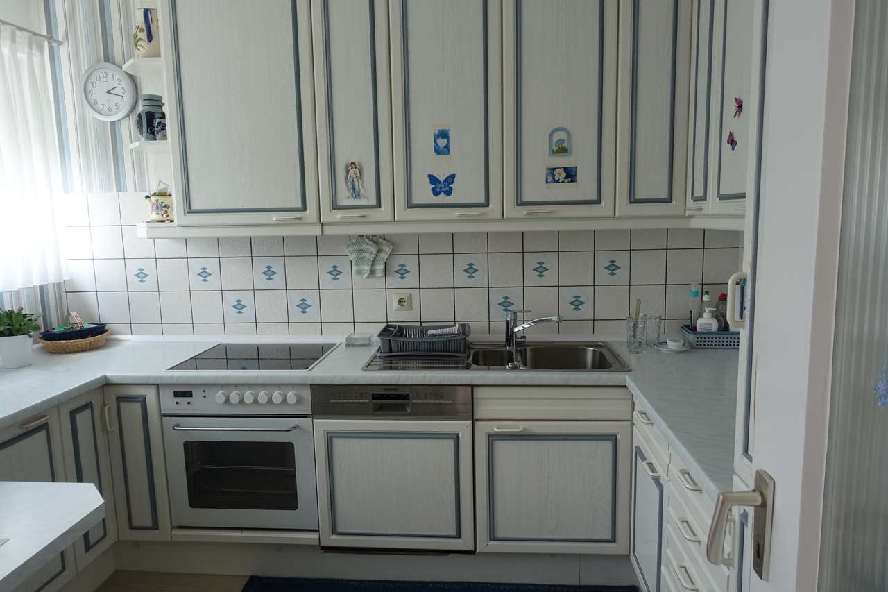 Schicke 3,5 Zimmerwohnung mit großem, sonnigen Balkon und Blick ins Grüne,         Hirschstr. 27, 71282 Hemmingen