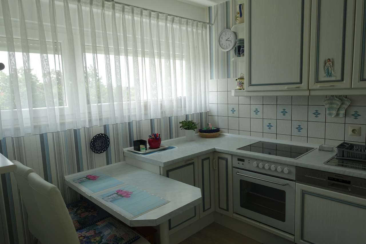 Schicke 3,5 Zimmerwohnung mit großem, sonnigen Balkon und Blick ins Grüne,         Hirschstr. 27, 71282 Hemmingen