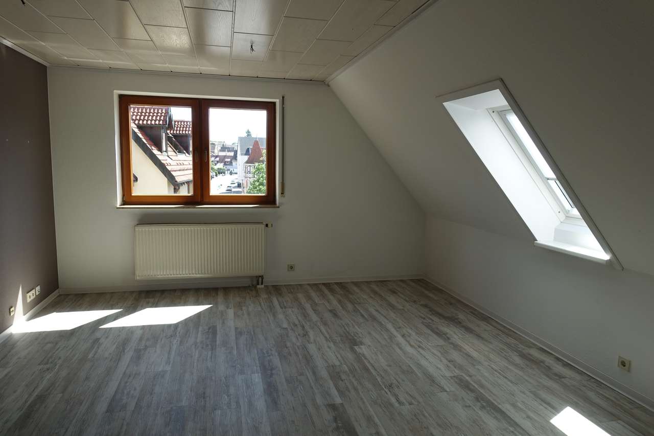 Schicke, gut geschnittene 2-Zimmer-Dachgeschoßwohnung mit sonniger Dachterrasse, Vaihinger Str. 16,                        71701 Schwieberdingen