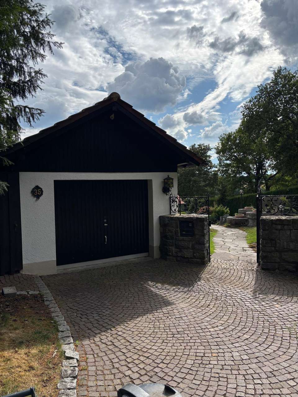 Repräsentative, freistehende Villa in herrlicher Süd-Aussichtslage mit großem Garten und Pool, Sonnenberg 35, 71735 Eberdingen-Nussdorf