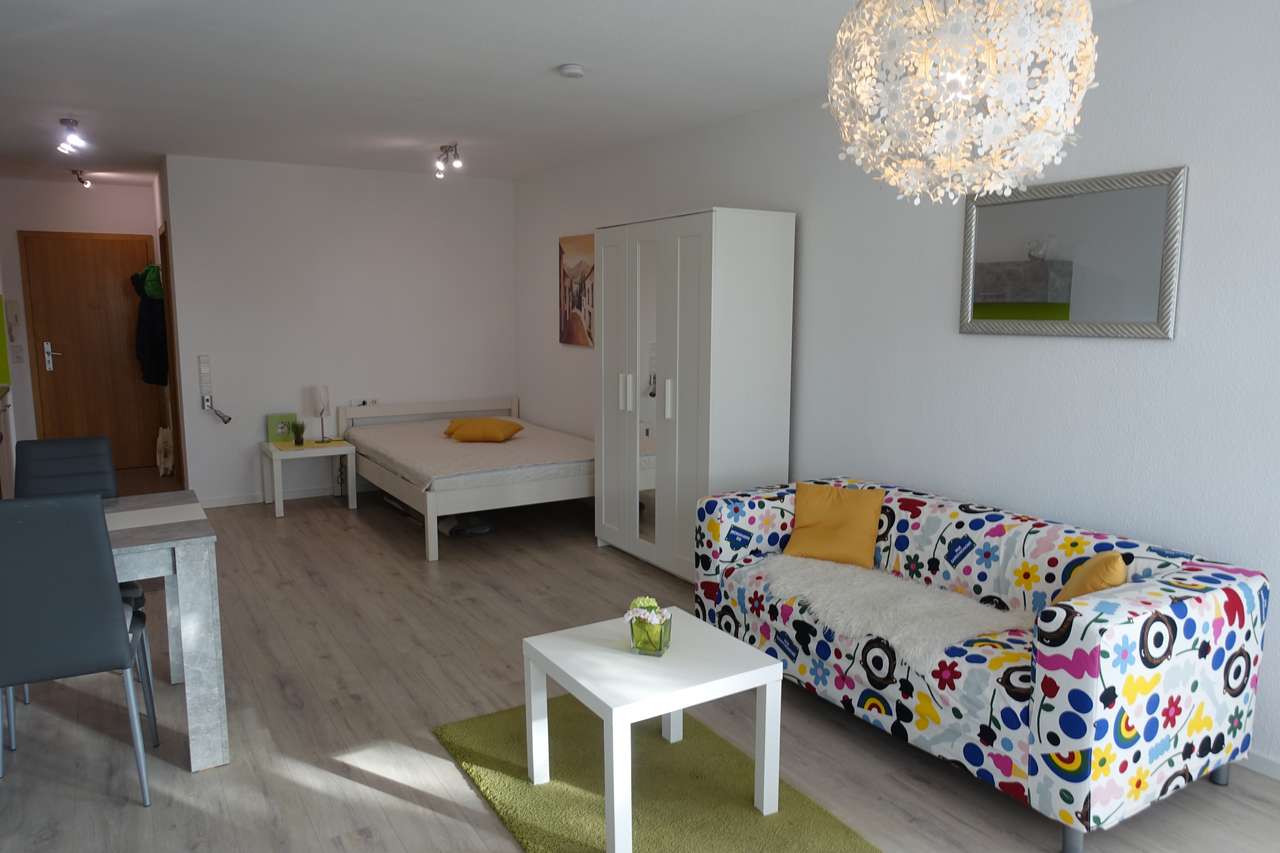 großem Bett und Kleiderschrank