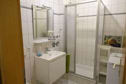 Dusche, WC und Dusche, WC und