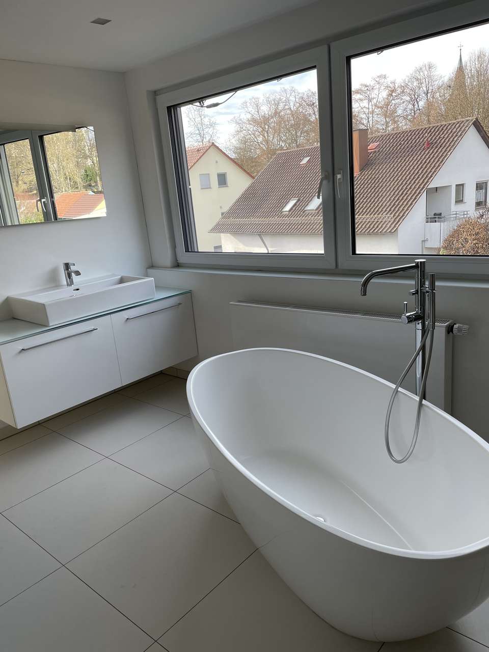 2. Bad mit Wanne freist. 2. Bad mit Wanne freist.