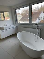 2. Bad mit Wanne freist. 2. Bad mit Wanne freist.