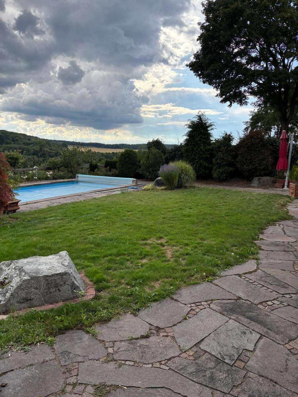 Garten mit großem Pool Garten mit großem Pool